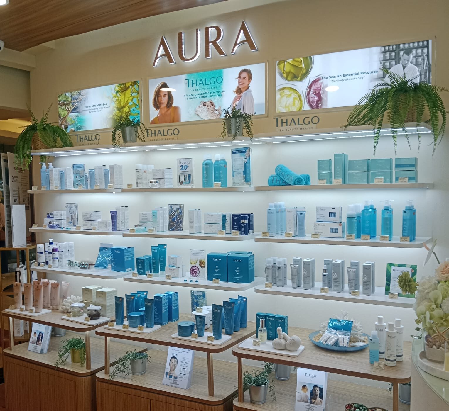 Rak display produk THALGO Marine Beauty di Aura Essentials Pondok Indah Mall